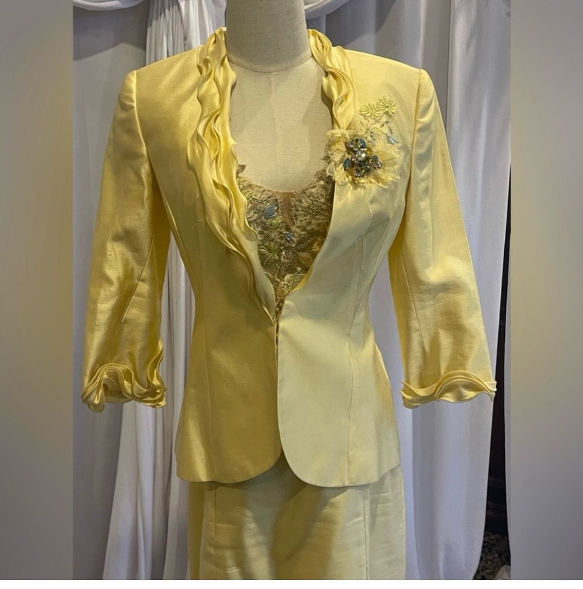 Size 4 Wedding Guest Plunge Yellow Mermaid Dress on Queenly