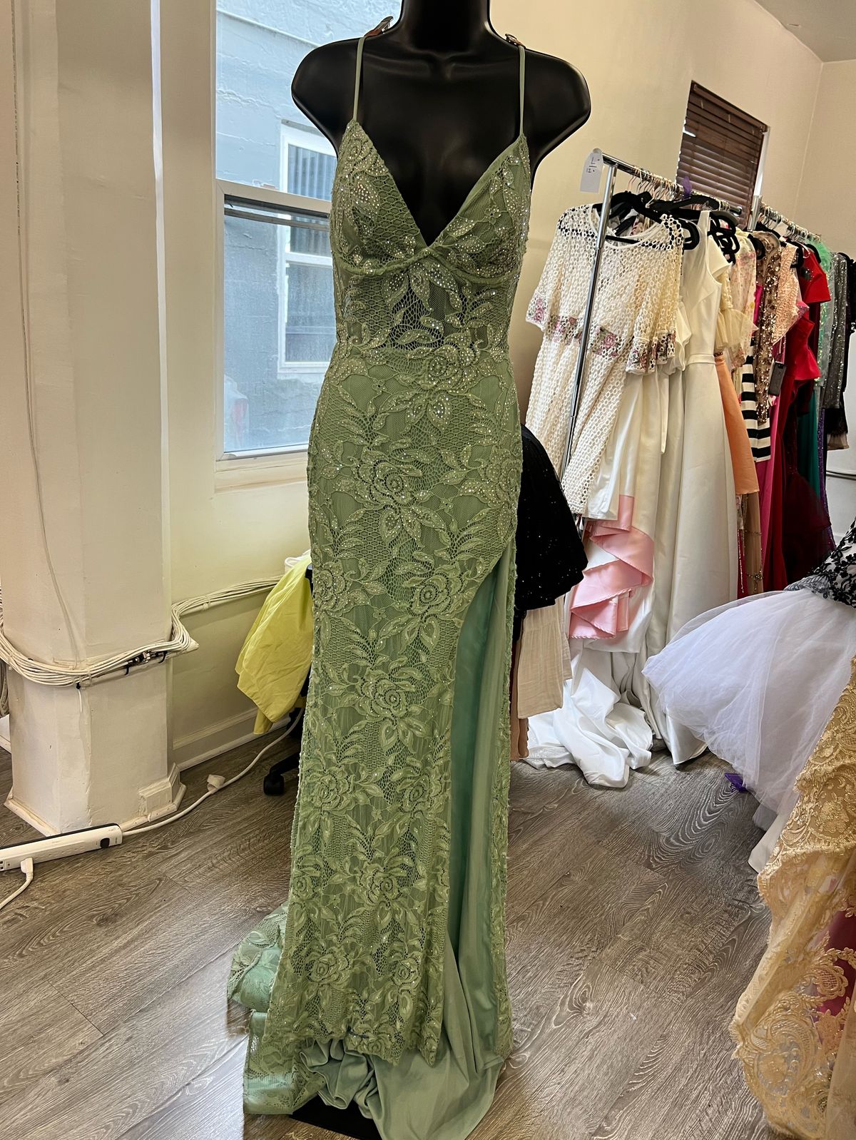 Style 31288 La Femme Size 2 Prom Plunge Green Side Slit Dress on Queenly