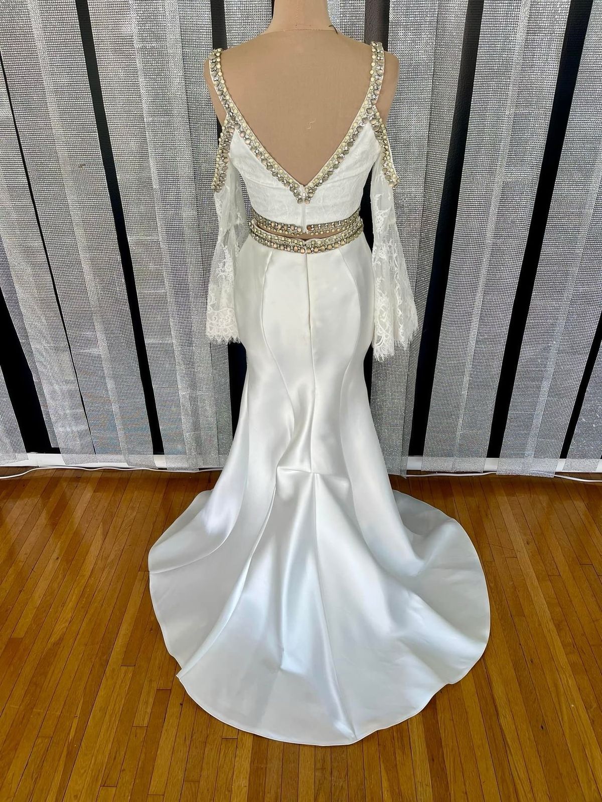 Size 6 Prom Long Sleeve White Mermaid Dress on Queenly
