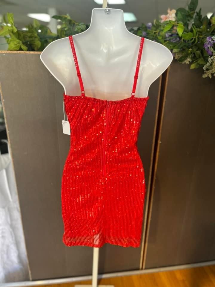 Size 0 Prom Plunge Red Cocktail Dress on Queenly