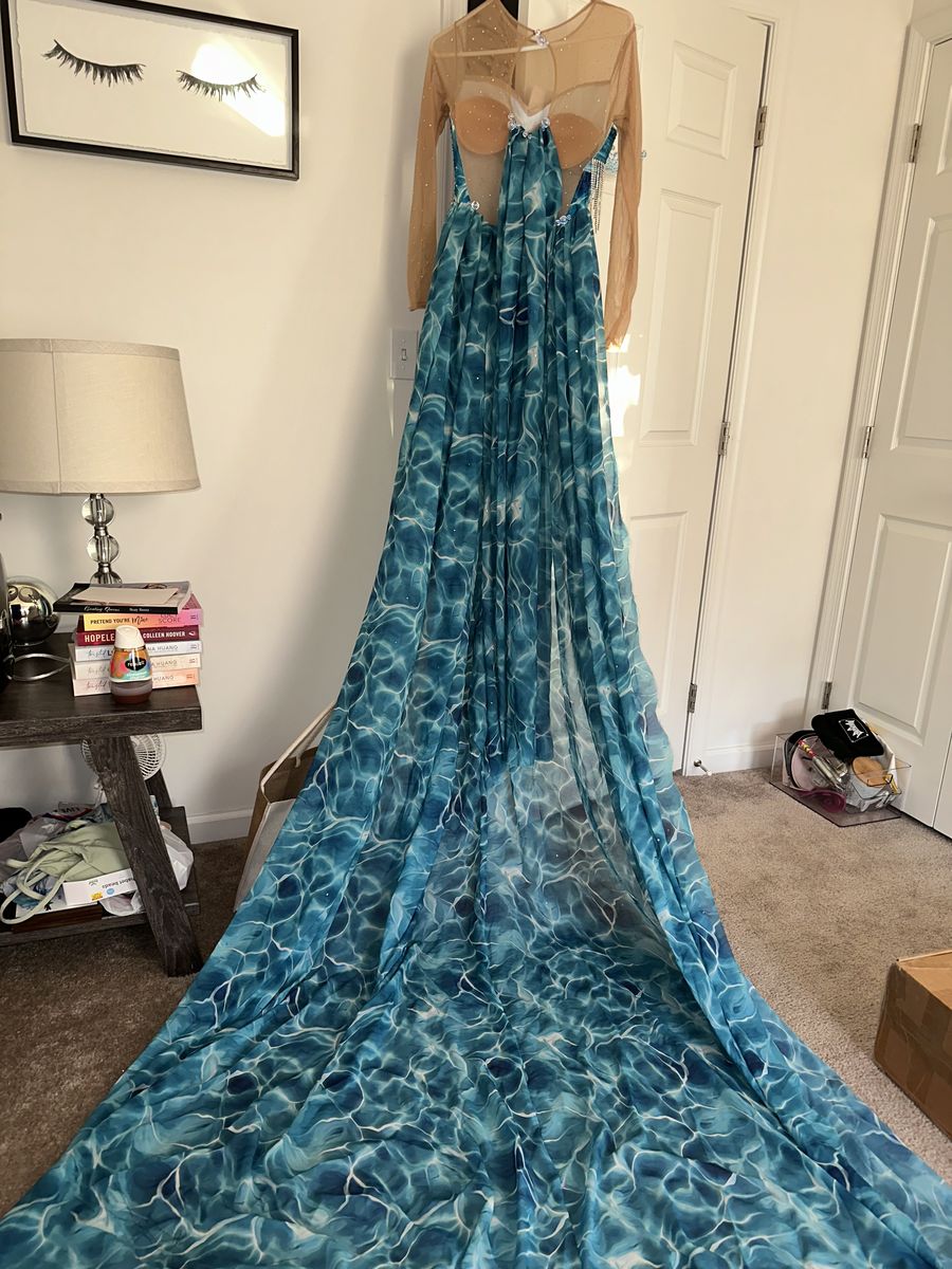 Size 6 Pageant Plunge Blue Cocktail Dress on Queenly