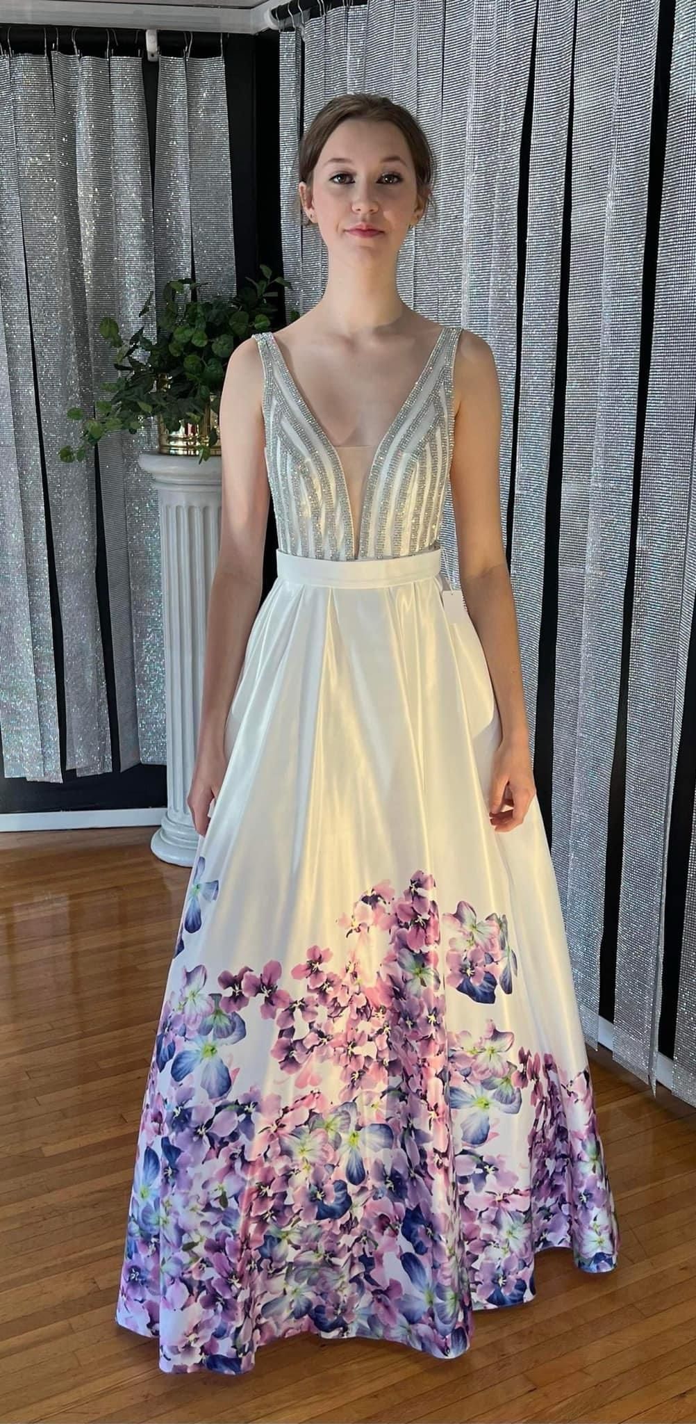 Size 0 Prom Plunge White Ball Gown on Queenly