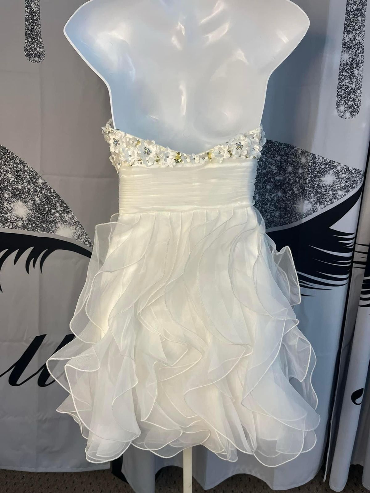 Size 0 Prom Strapless White Cocktail Dress on Queenly