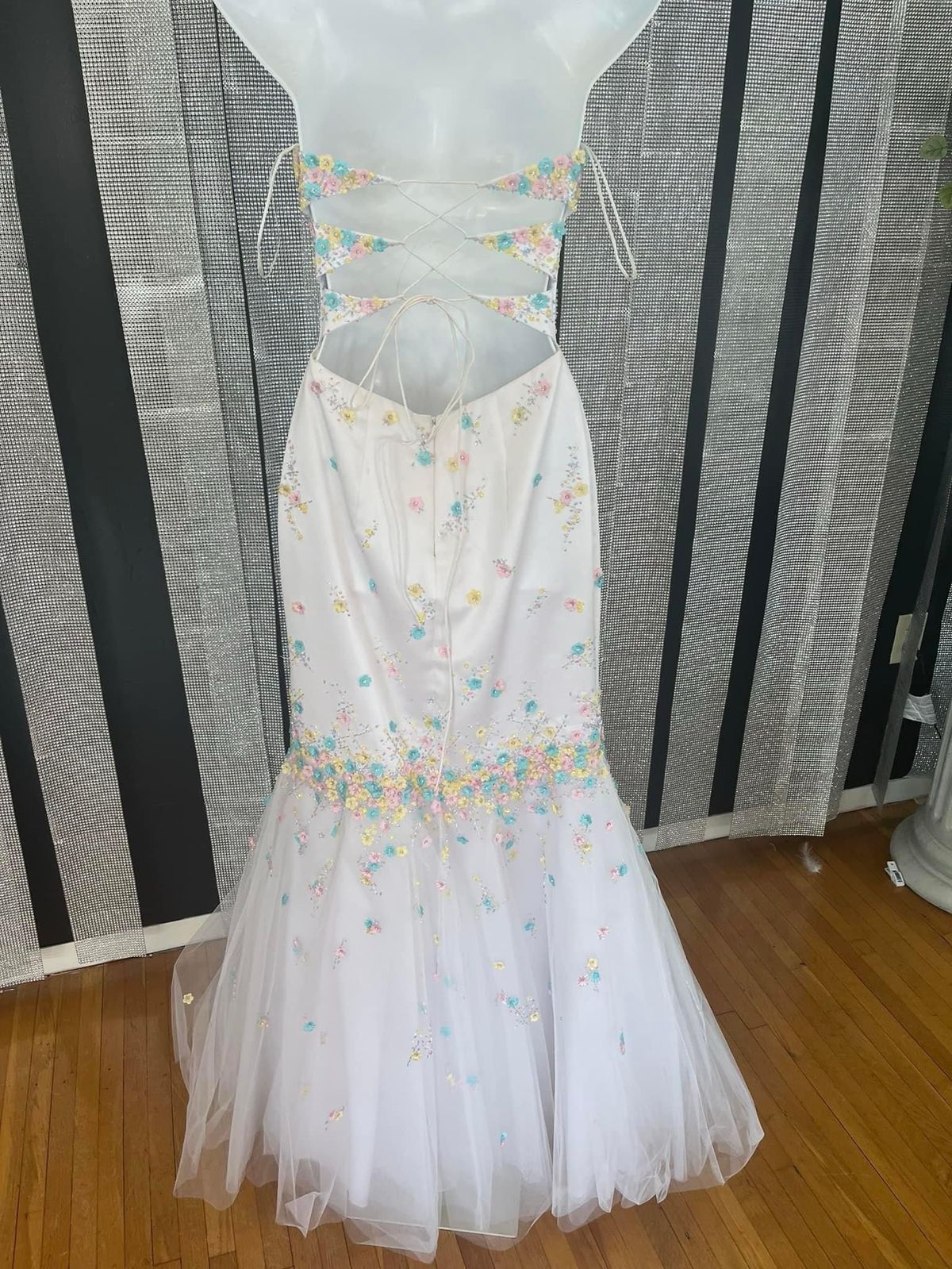 Size 4 Prom Strapless White Mermaid Dress on Queenly