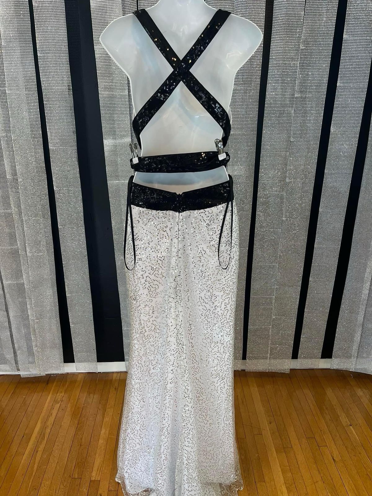 Size 4 Prom Plunge White Floor Length Maxi on Queenly