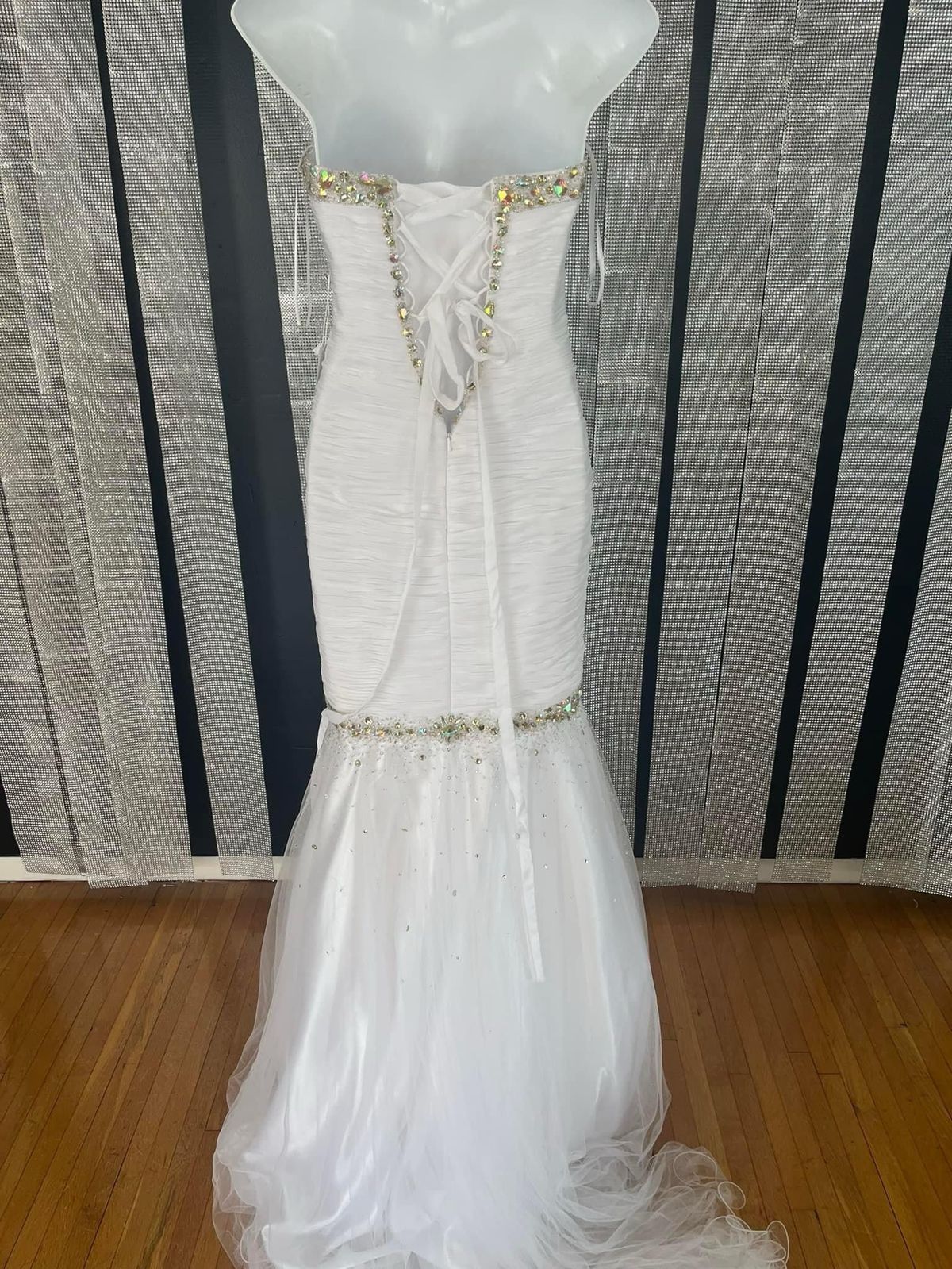 Size 4 Prom Plunge White Mermaid Dress on Queenly