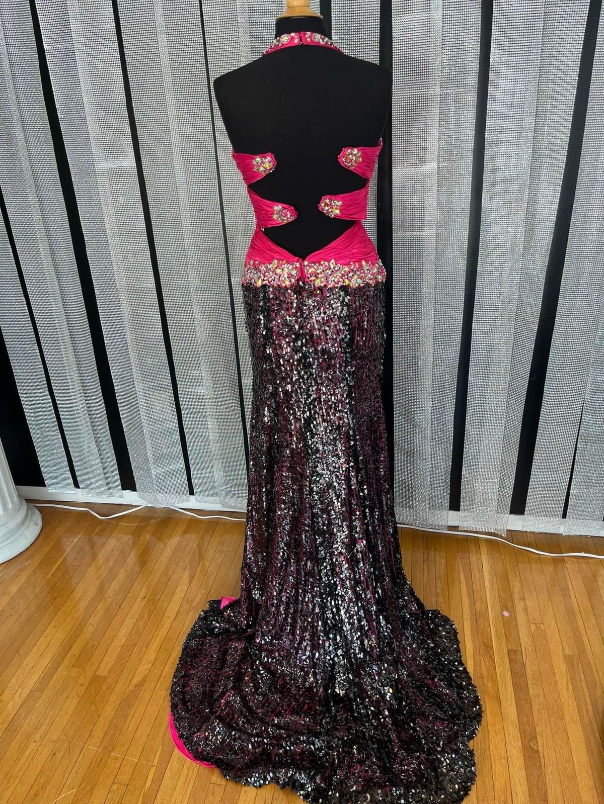 Size 4 Prom Plunge Multicolor Side Slit Dress on Queenly