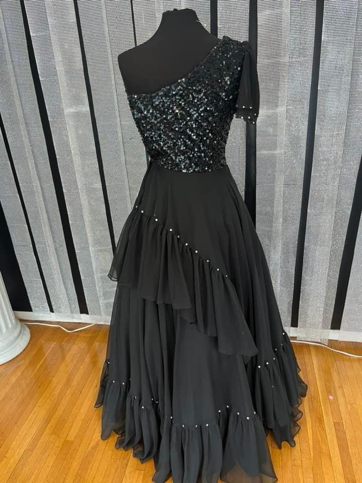 Size 4 Prom One Shoulder Black Ball Gown on Queenly