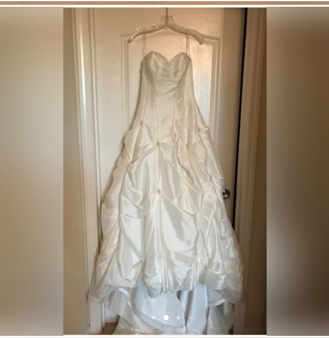 Maggie Sottero Size 6 White Dress With Train on Queenly