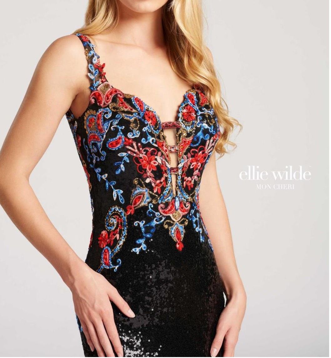 Ellie Wilde Size 4 Prom Plunge Black A-line Dress on Queenly