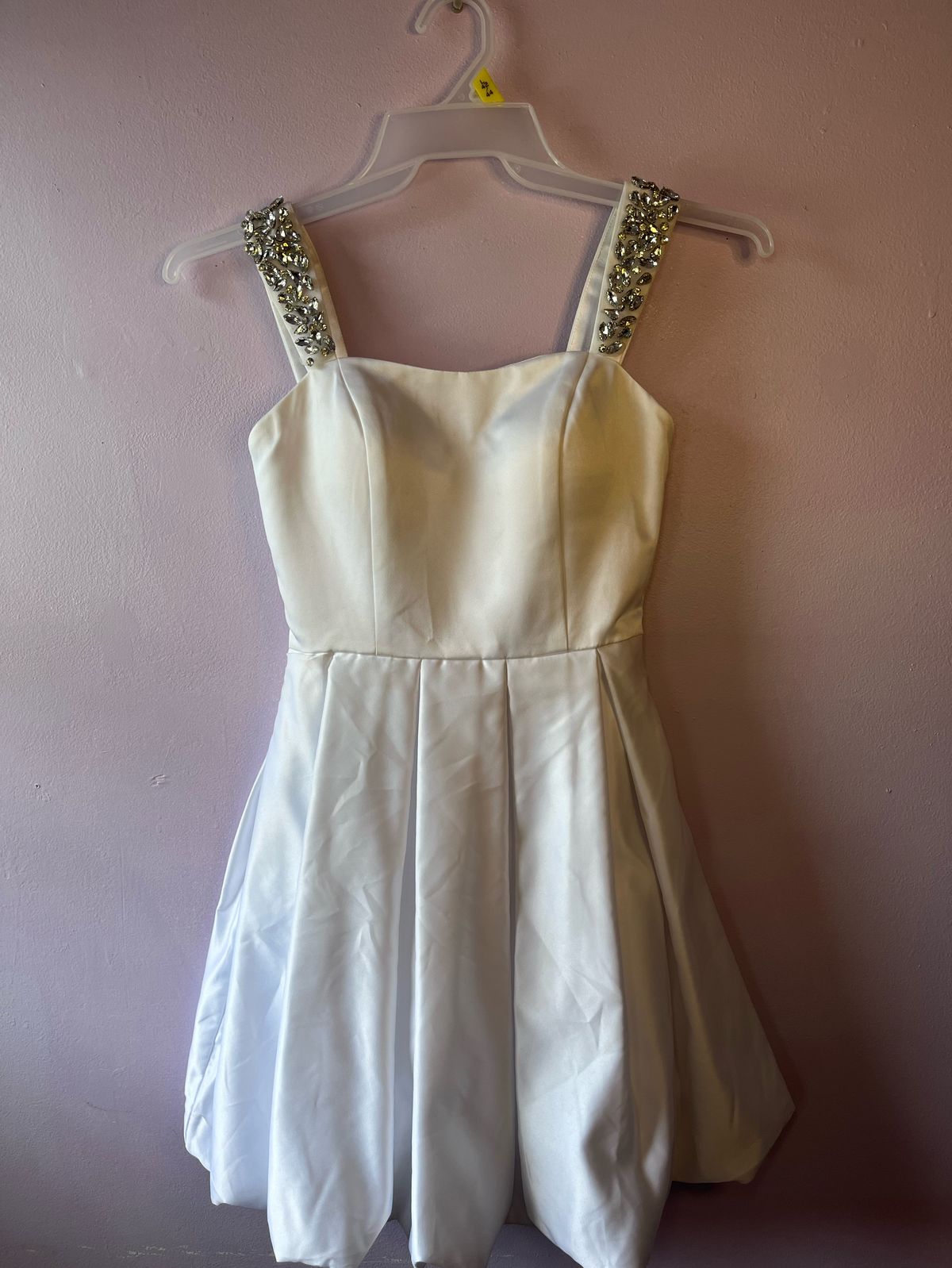 Size 00 Prom White Cocktail Dress on Queenly