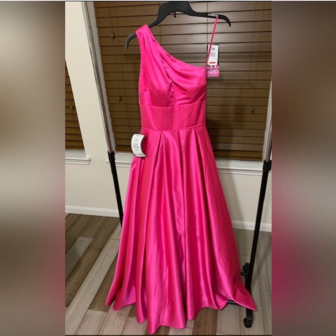 BLONDIE NITES Size 4 Prom One Shoulder Pink Dress With Train on Queenly