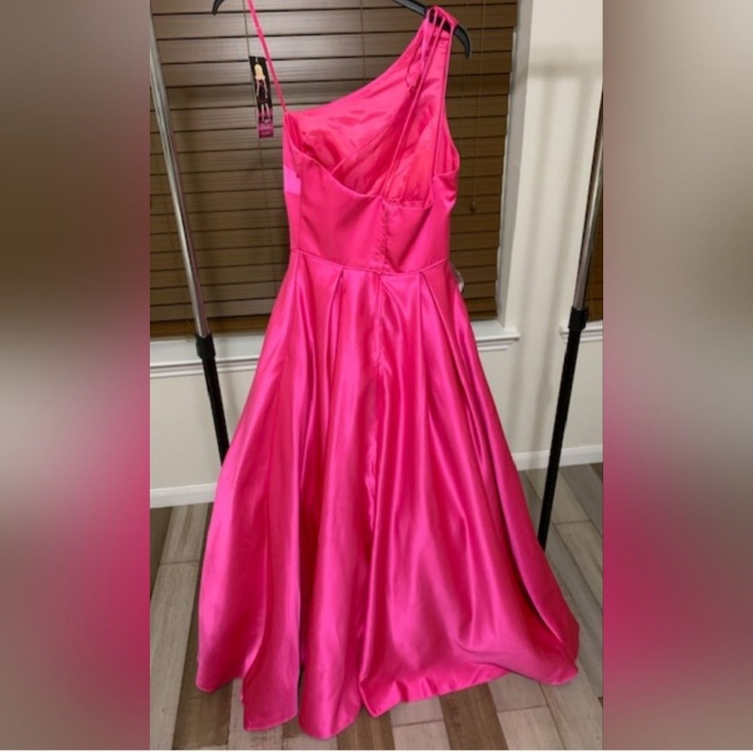 BLONDIE NITES Size 4 Prom One Shoulder Pink Dress With Train on Queenly