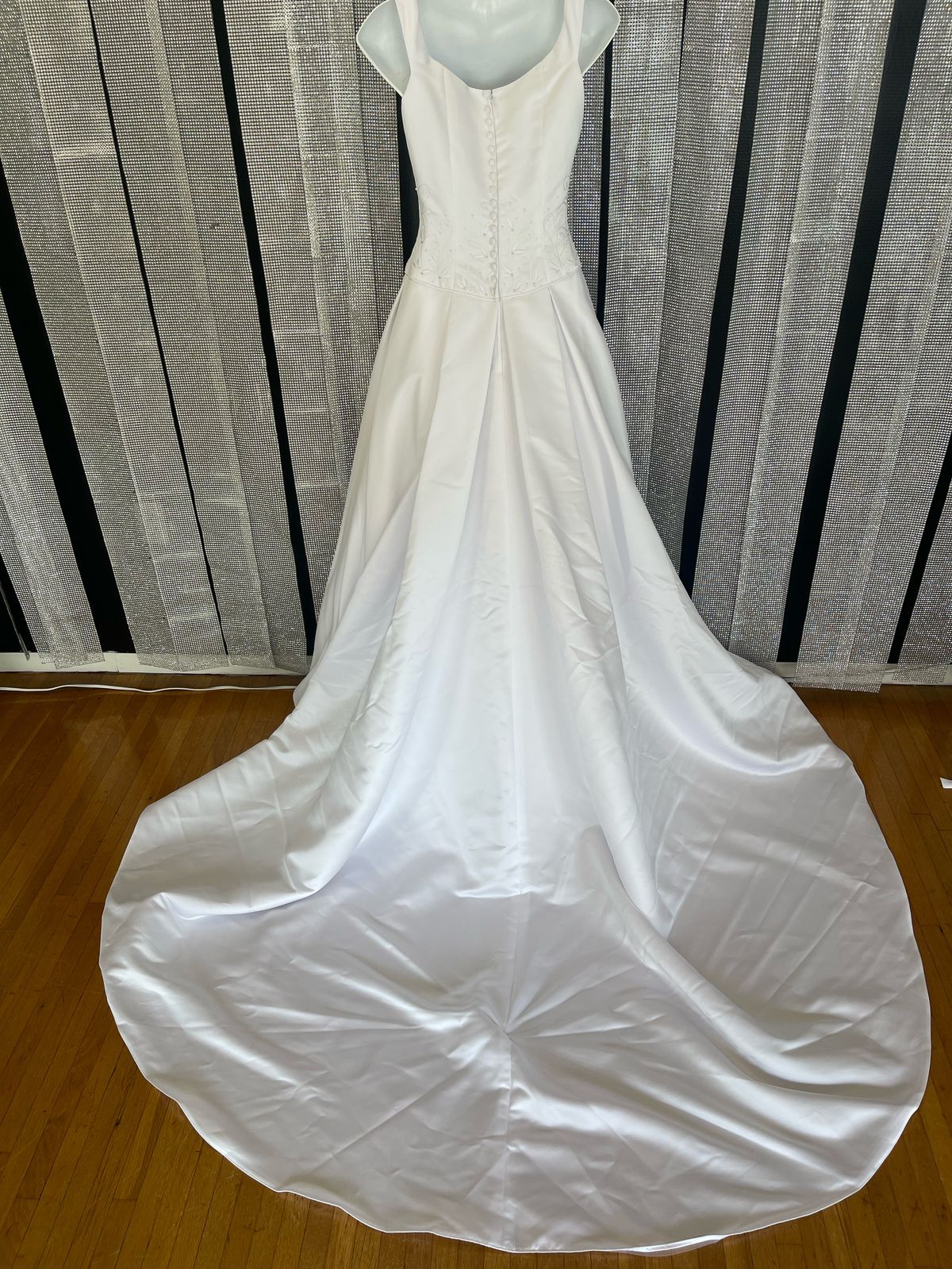 Size 2 Wedding White A-line Dress on Queenly