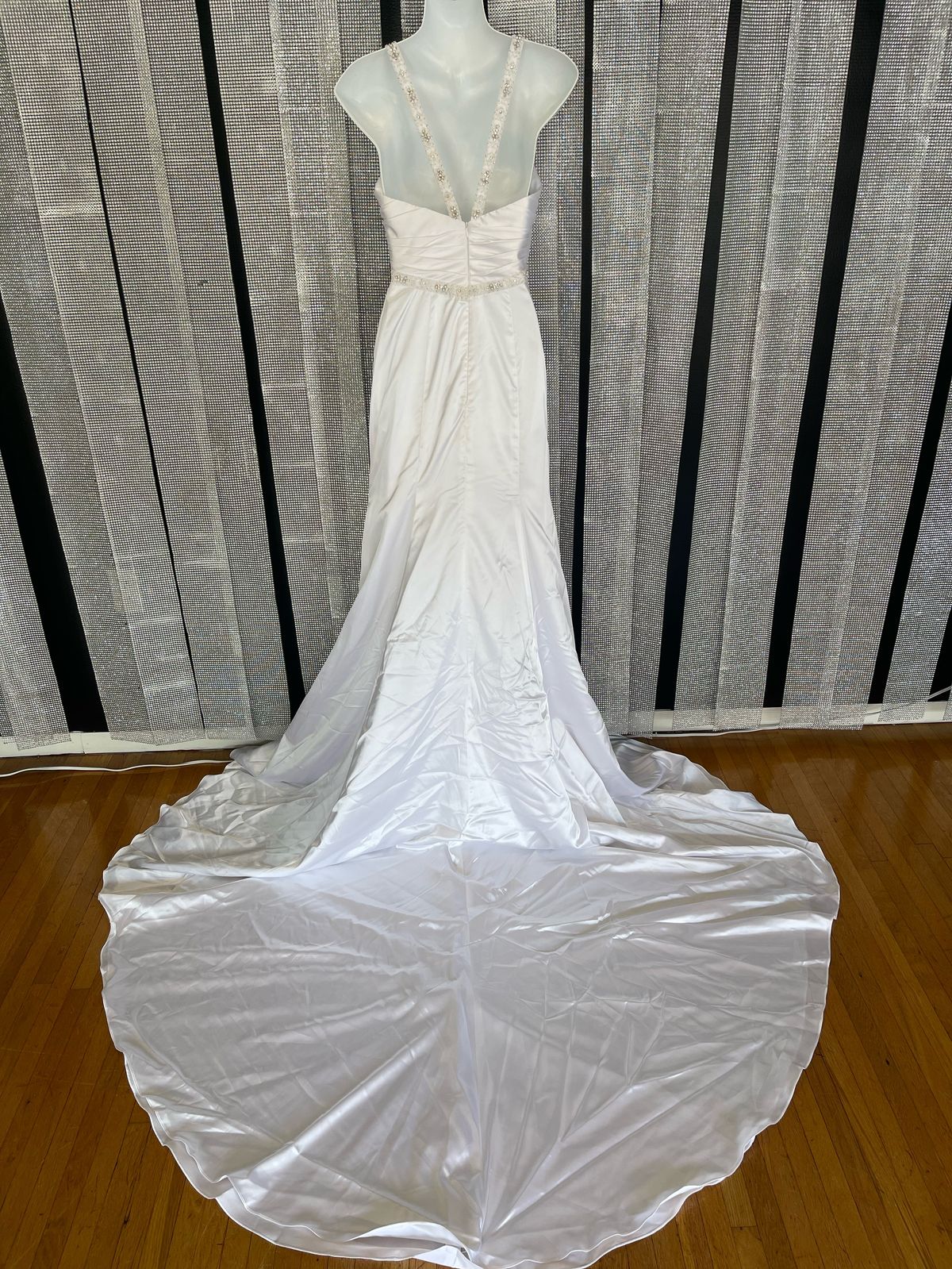 Size 2 Wedding Plunge White Mermaid Dress on Queenly