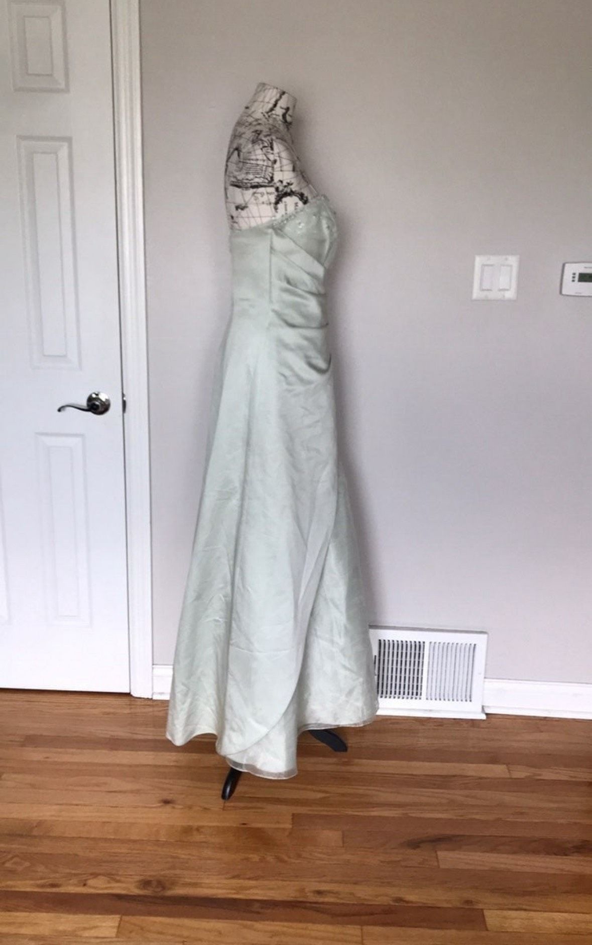 Style F11195 David's Bridal Size 14 Prom Strapless Floral Light Green A-line Dress on Queenly