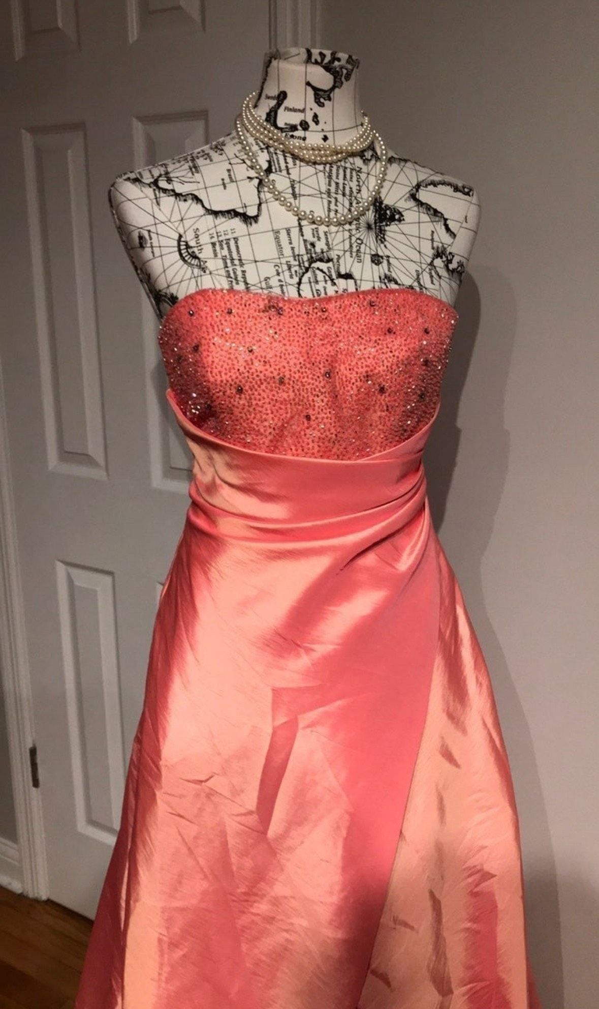 Mon Cheri Size 4 Prom Strapless Coral A-line Dress on Queenly