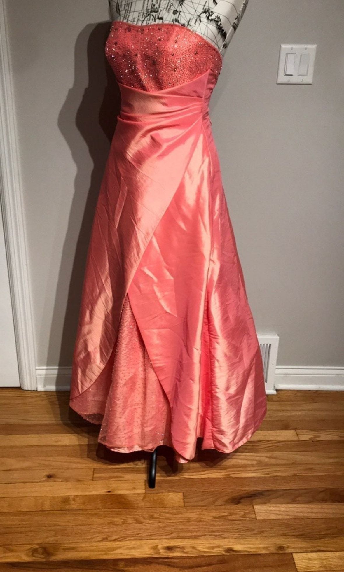 Mon Cheri Size 4 Prom Strapless Coral A-line Dress on Queenly