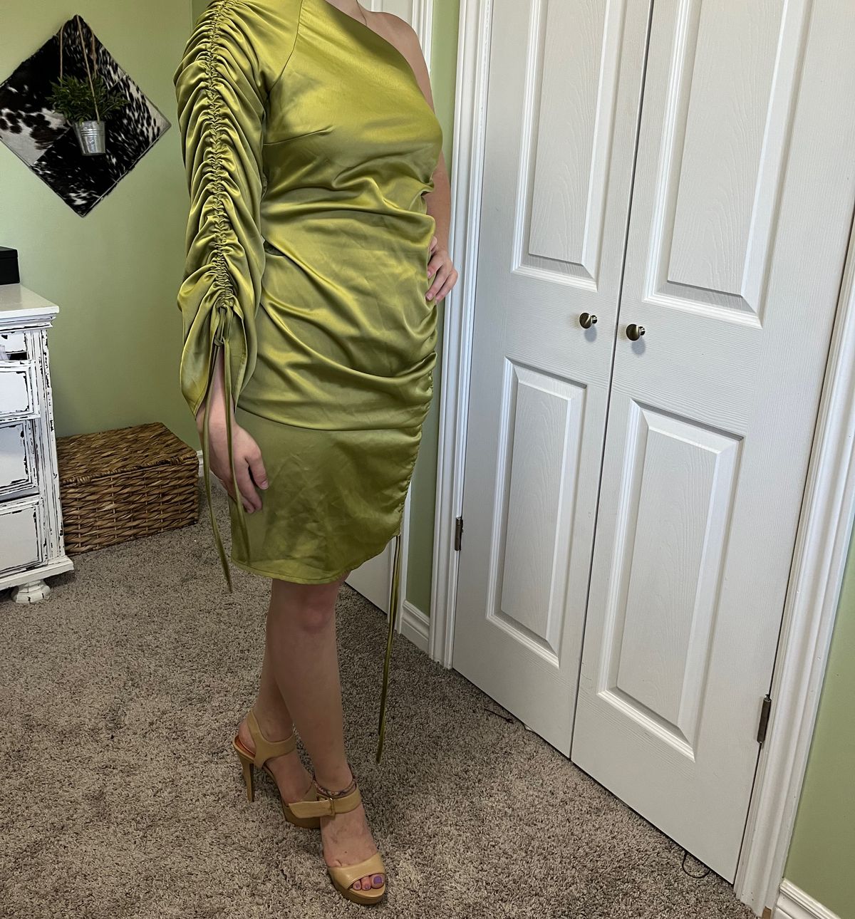 Pretty Little Thing Size 4 Prom Long Sleeve Green Cocktail Dress on Queenly