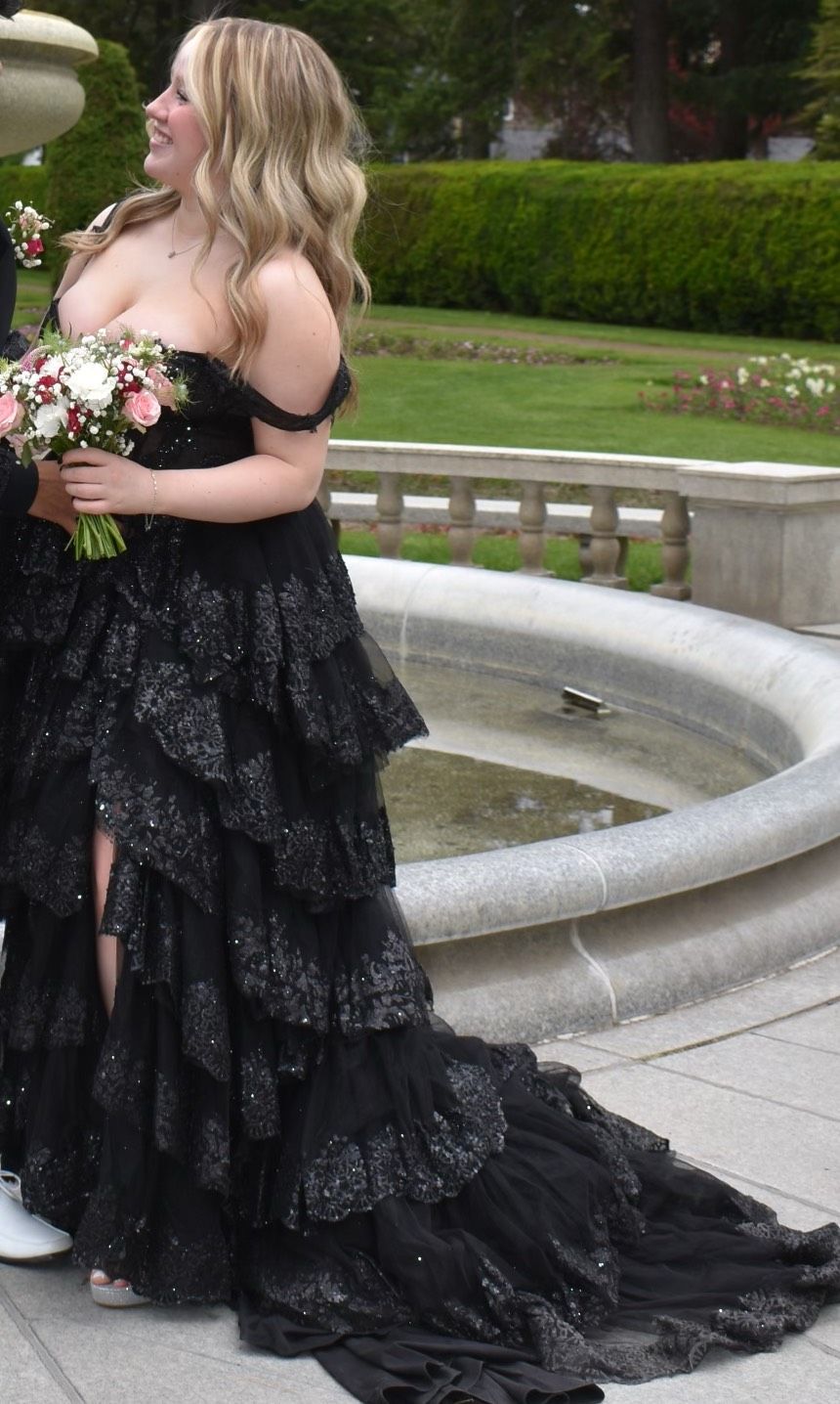 Size 8 Prom Cap Sleeve Black Ball Gown on Queenly