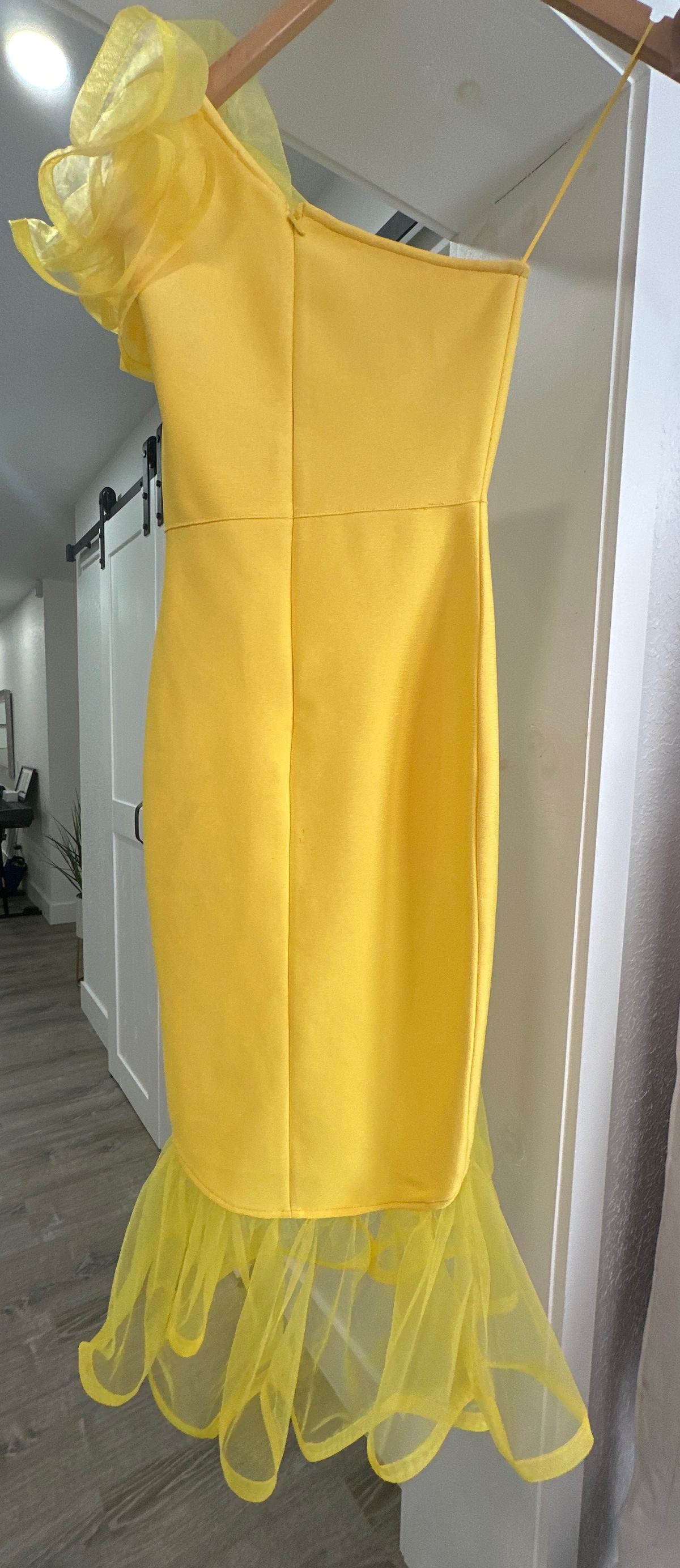 Size S Prom One Shoulder Yellow Cocktail Dress on Queenly