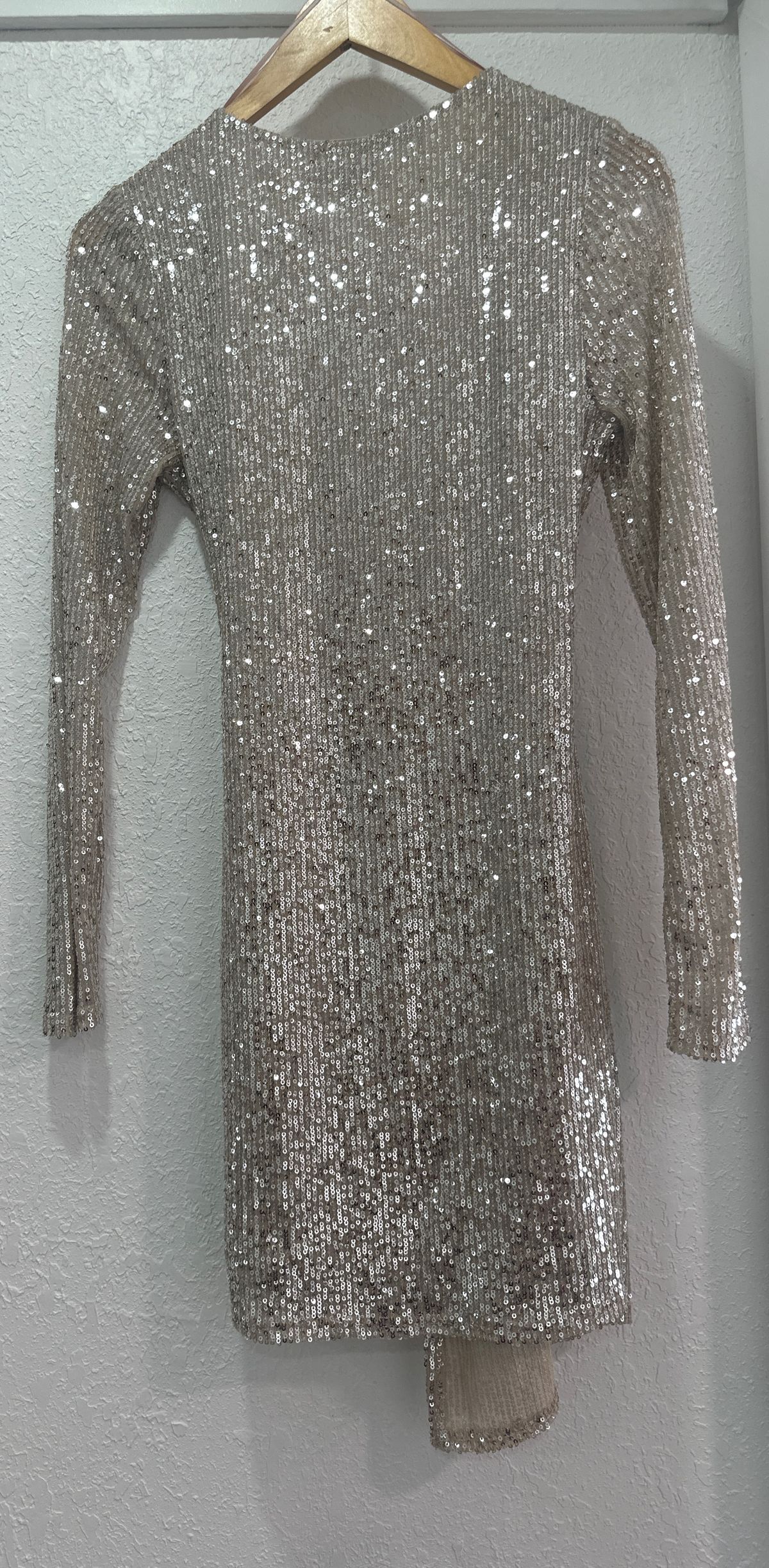 Size M Long Sleeve Silver Cocktail Dress on Queenly