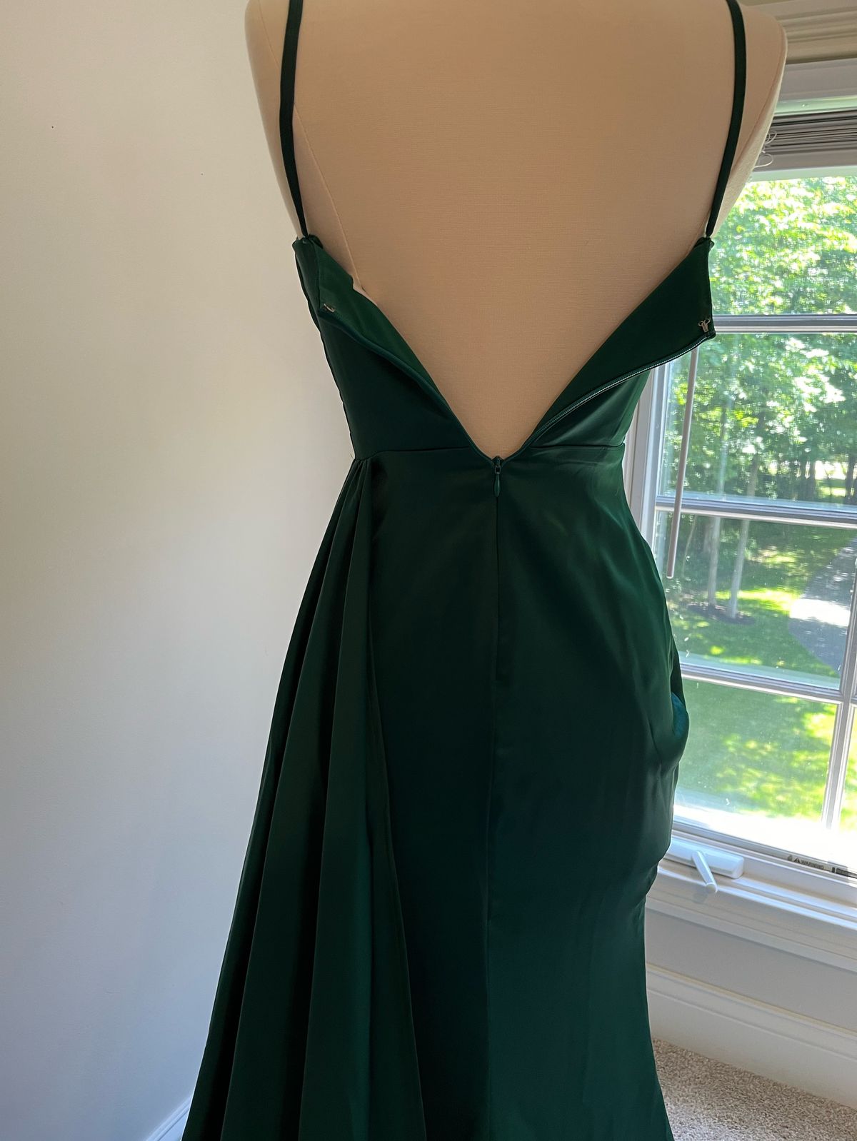 Portia and Scarlett Size 0 Prom Emerald Green Side Slit Dress on Queenly