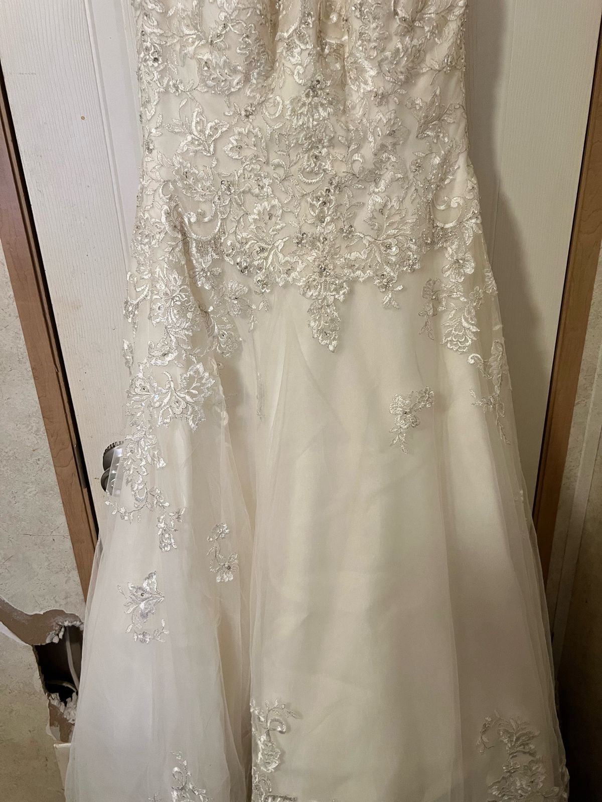 Style 00000990031017913377 David's Bridal Size 10 Wedding Off The Shoulder White Ball Gown on Queenly