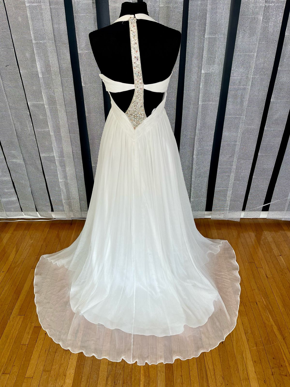 Size 6 Prom Plunge White A-line Dress on Queenly