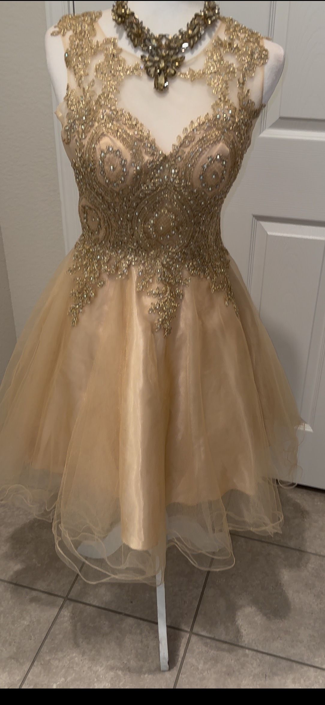 Size 6 Prom Cap Sleeve Gold Cocktail Dress on Queenly