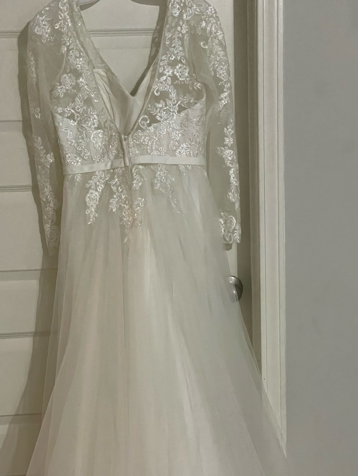 Style Wg3831 David's Bridal Size 8 Wedding Plunge White Ball Gown on Queenly