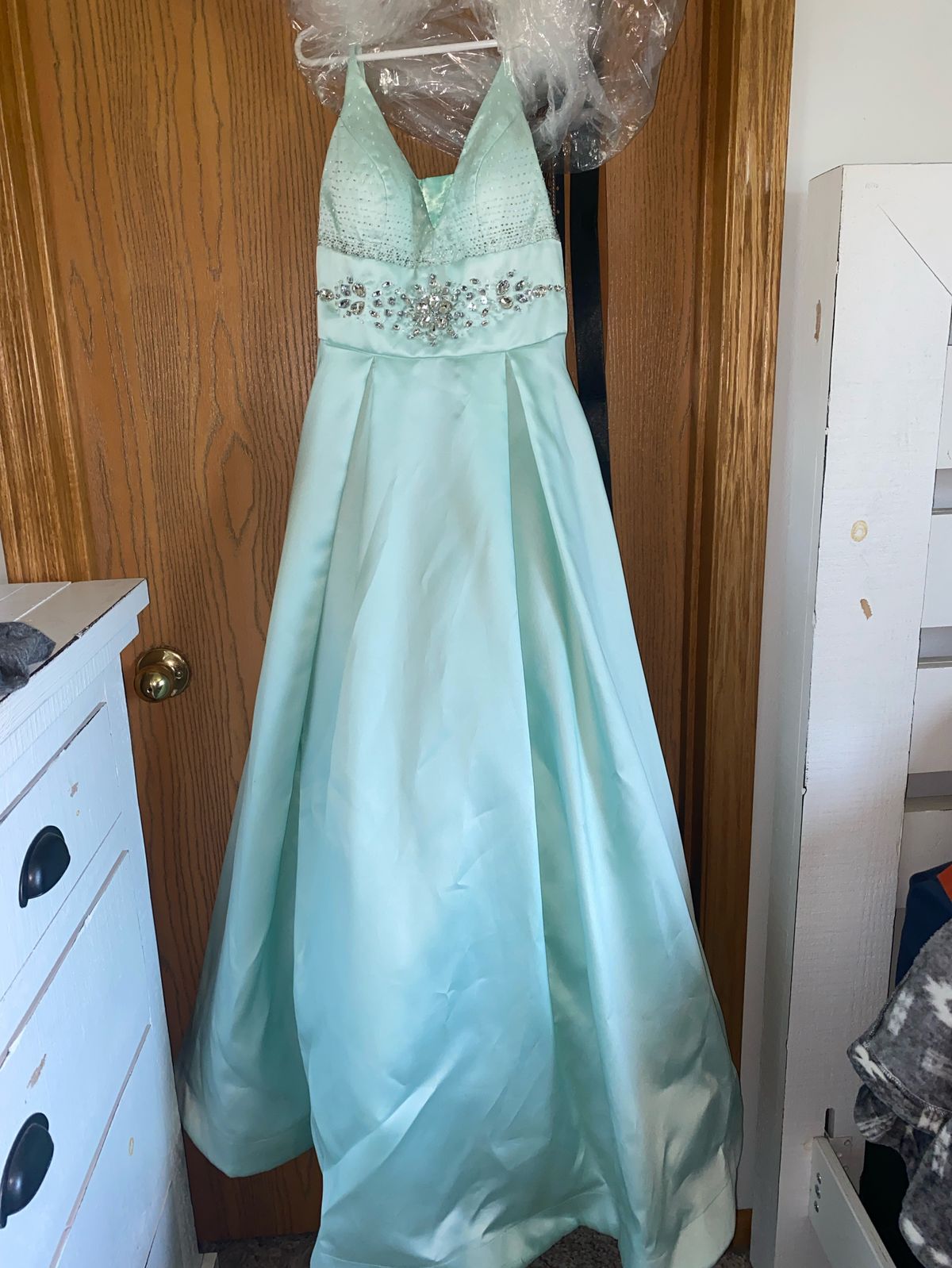 Queenly | Buy and sell prom, pageant, and formal dresses