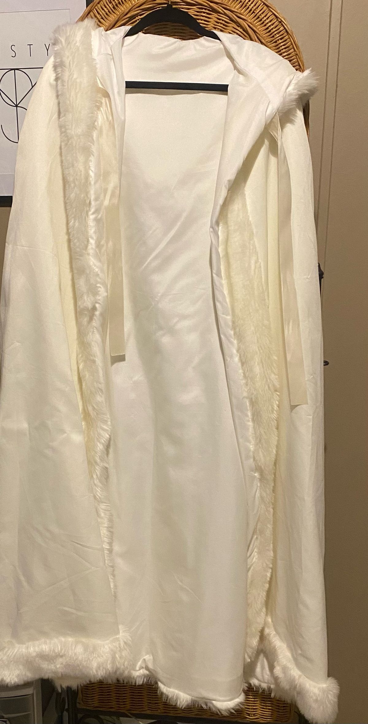 Size L White Dress With Train on Queenly