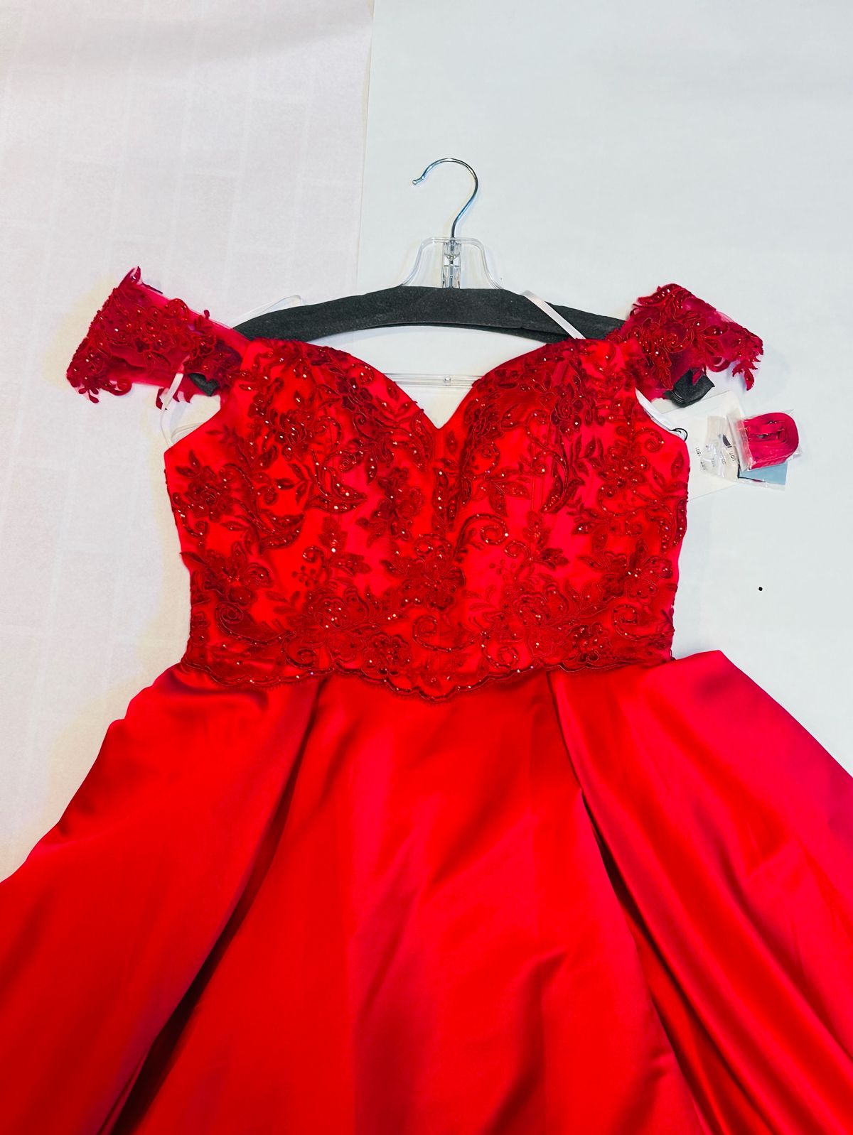 Size 10 Prom Plunge Floral Red Ball Gown on Queenly