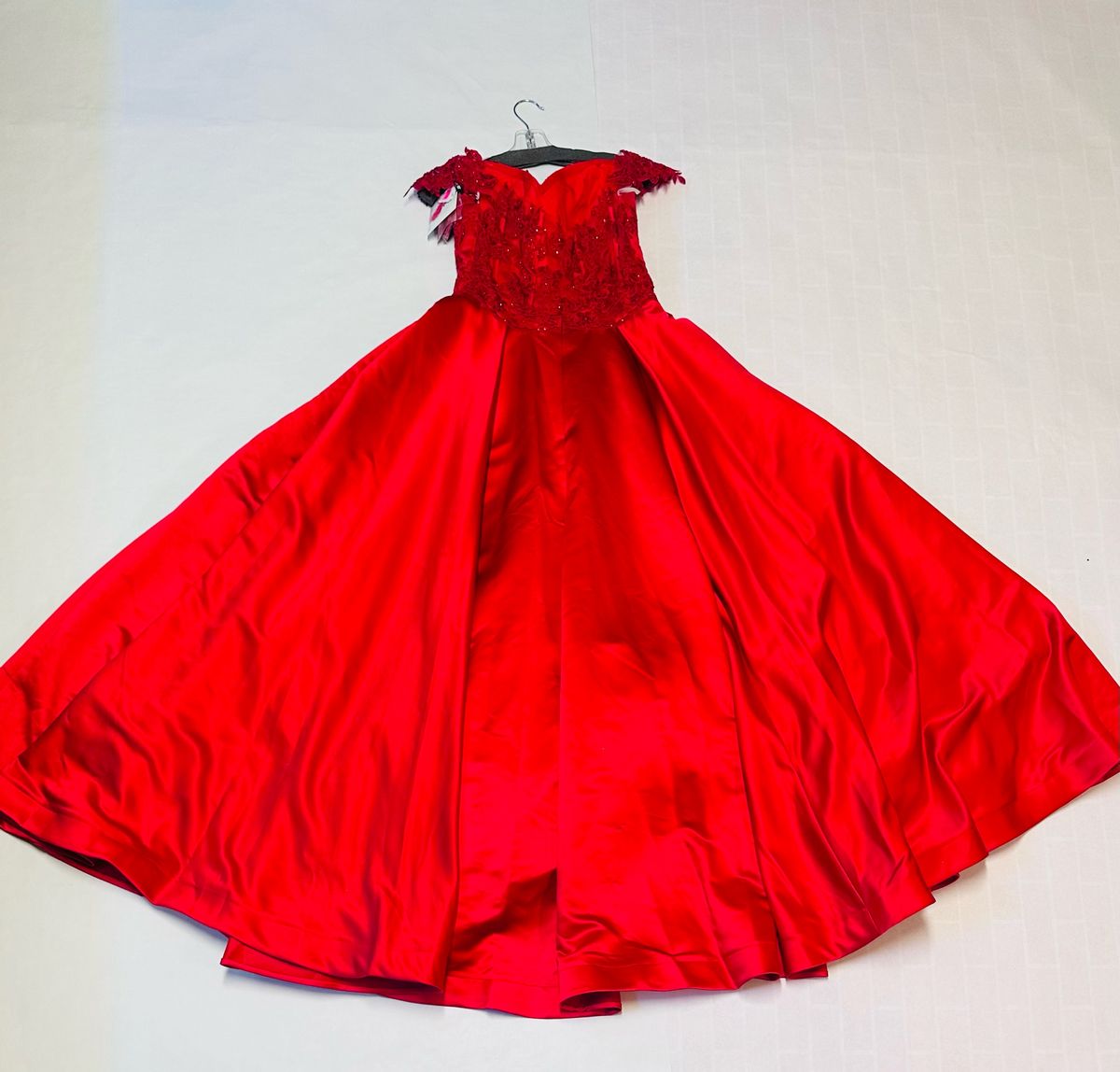 Size 10 Prom Plunge Floral Red Ball Gown on Queenly