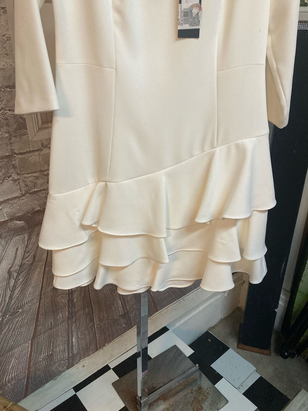 Halston Heritage Size 10 Cap Sleeve White Cocktail Dress on Queenly