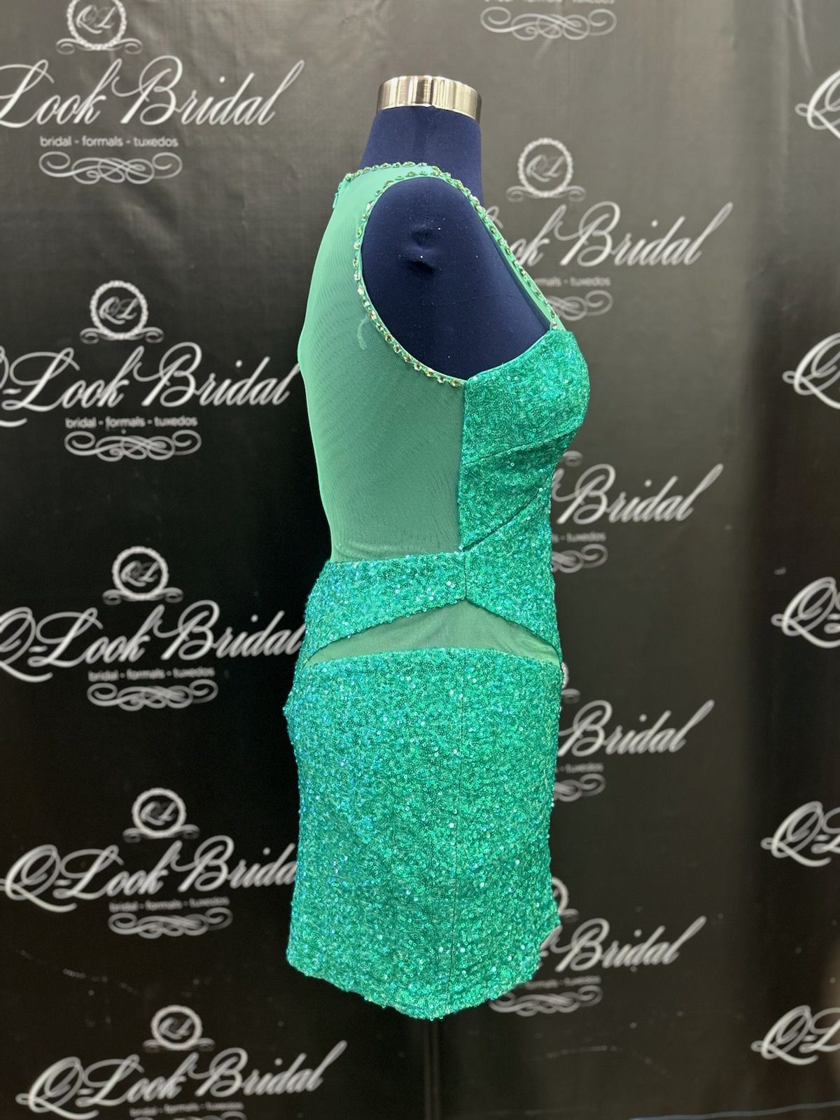 Size 4 Sequined Green Cocktail Dress on Queenly