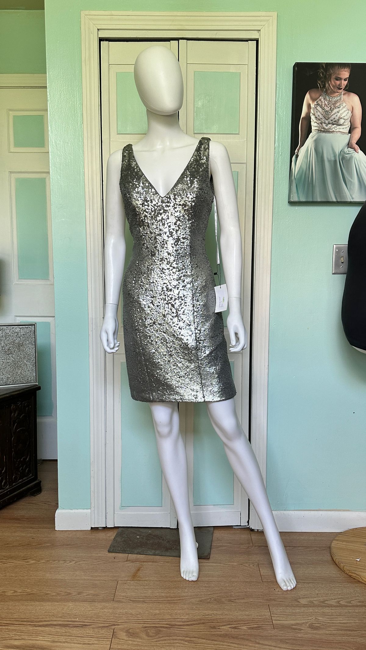 Style 1470 Allure Size 10 Prom Plunge Silver Cocktail Dress on Queenly