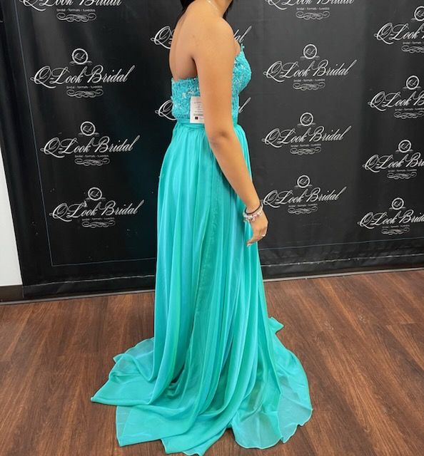 Style 17697 La Femme Size 0 Green Floor Length Maxi on Queenly