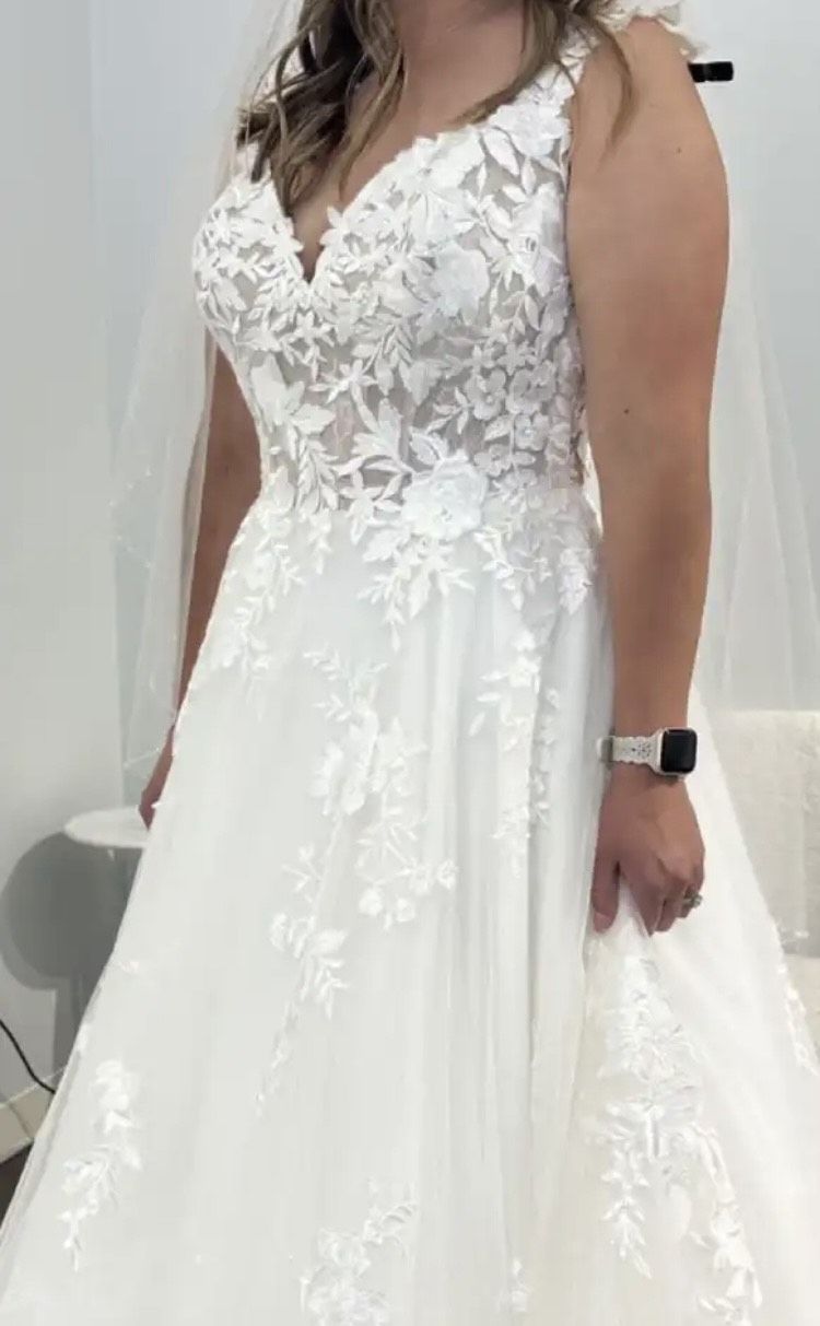 Style 9912 Allure Size 12 Wedding Plunge Lace White Ball Gown on Queenly