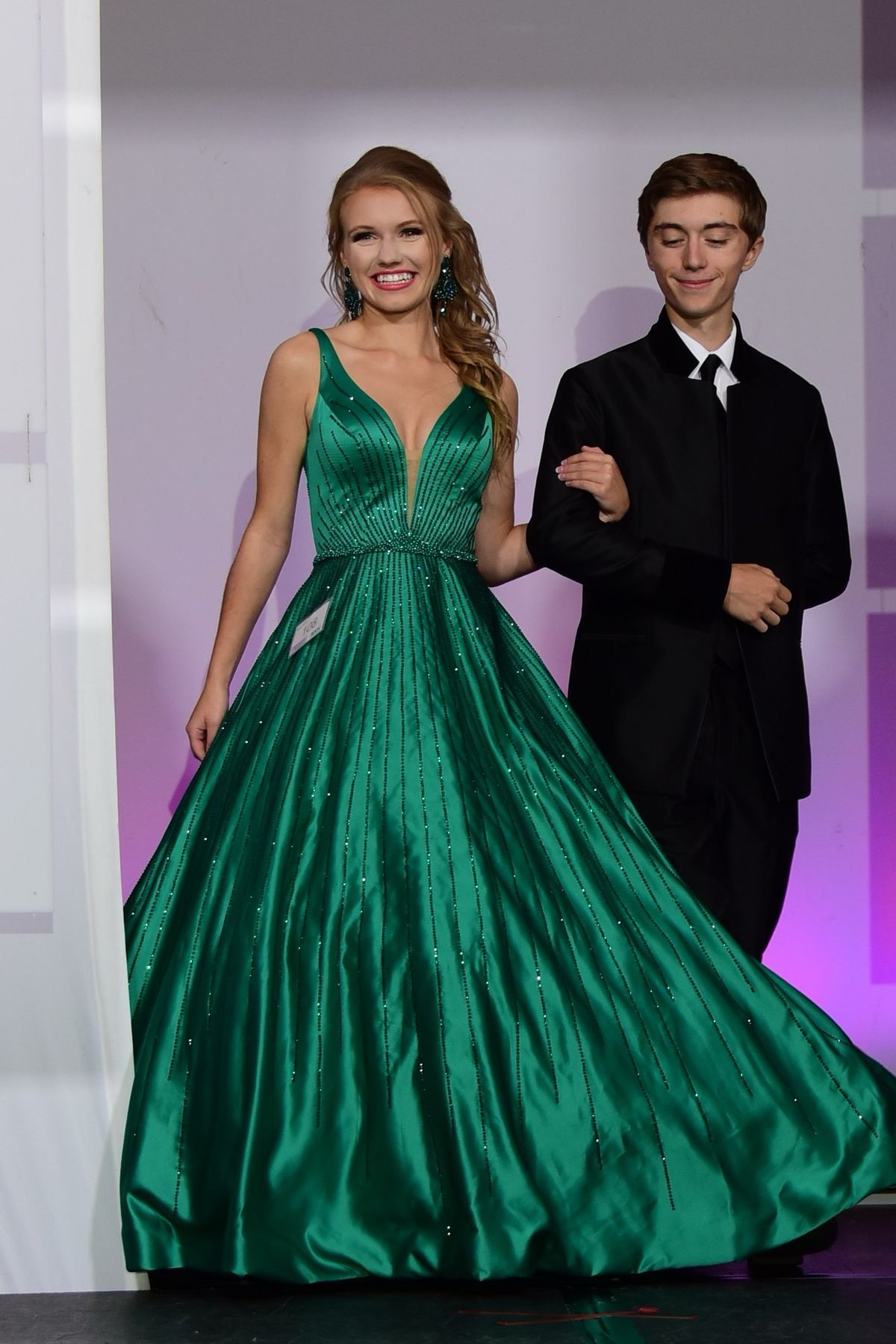 Sherri Hill Size 0 Pageant Plunge Emerald Green Ball Gown on Queenly