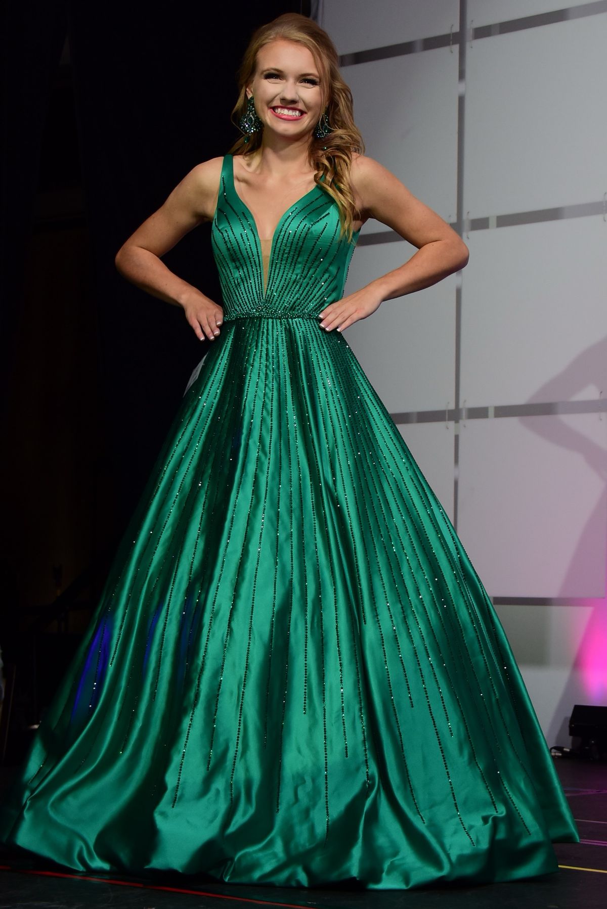 Sherri Hill Size 0 Pageant Plunge Emerald Green Ball Gown on Queenly