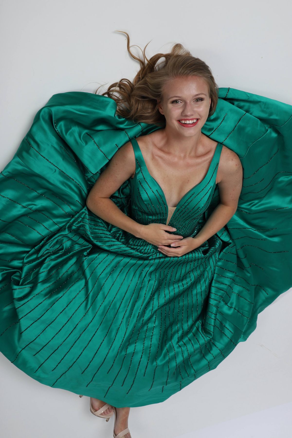 Sherri Hill Size 0 Pageant Plunge Emerald Green Ball Gown on Queenly