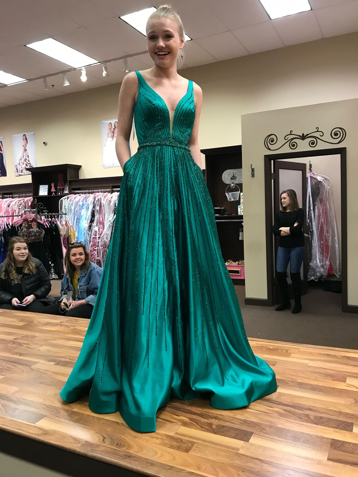 Sherri Hill Size 0 Pageant Plunge Emerald Green Ball Gown on Queenly