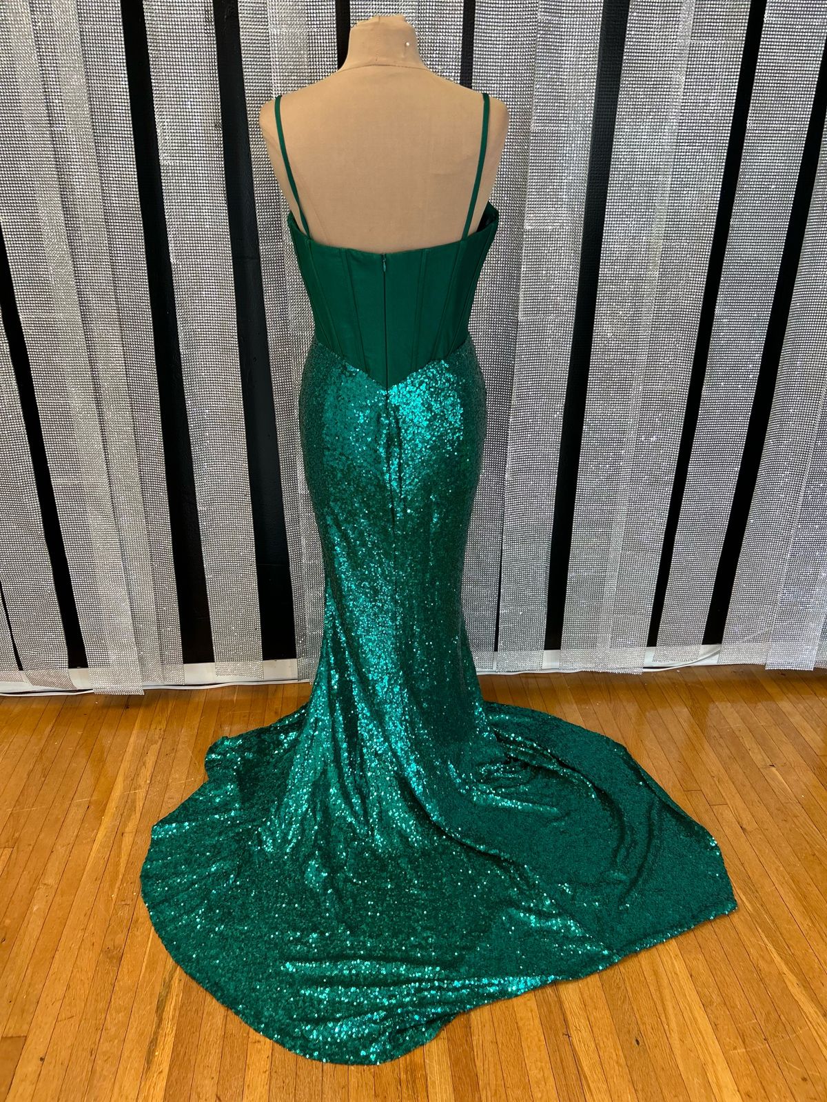 Portia and Scarlett Size 14 Prom Plunge Green A-line Dress on Queenly