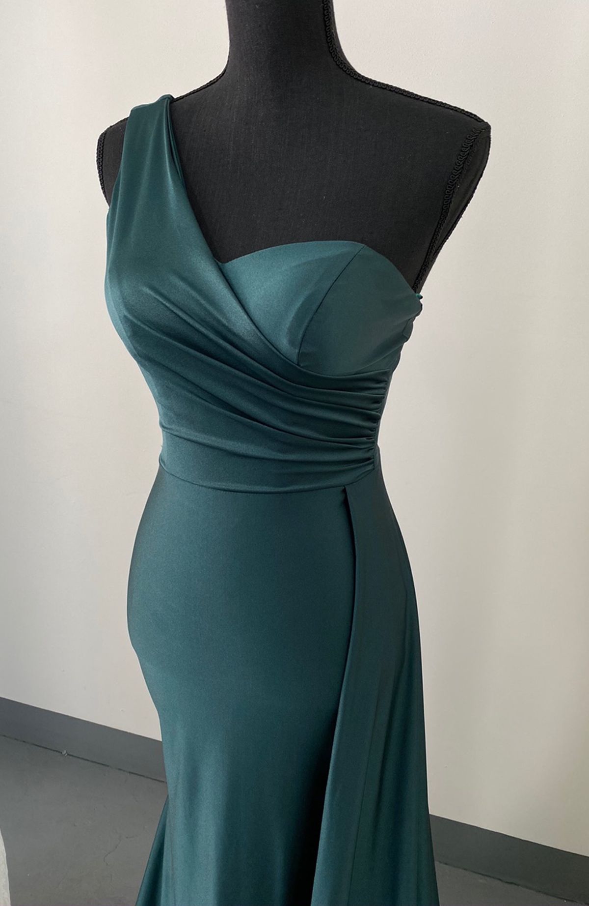 Amelia Couture Size 10 One Shoulder Emerald Green Mermaid Dress on Queenly