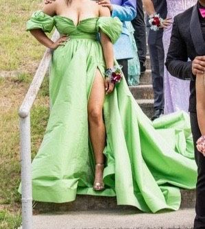 Size 2 Prom Off The Shoulder Green Dress With Train on Queenly