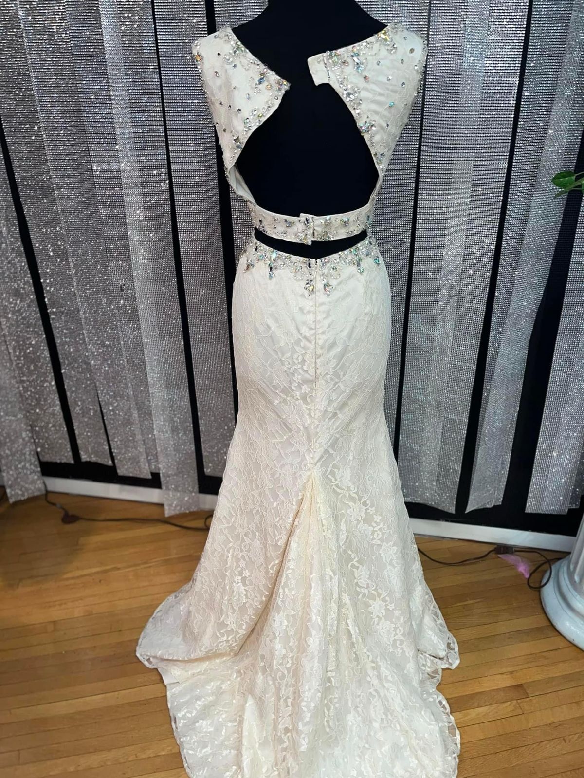 Size 6 Wedding Lace White Floor Length Maxi on Queenly