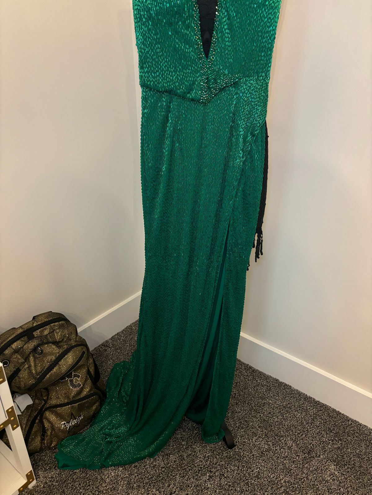 Ashley Lauren Size 00 Prom Plunge Green Side Slit Dress on Queenly