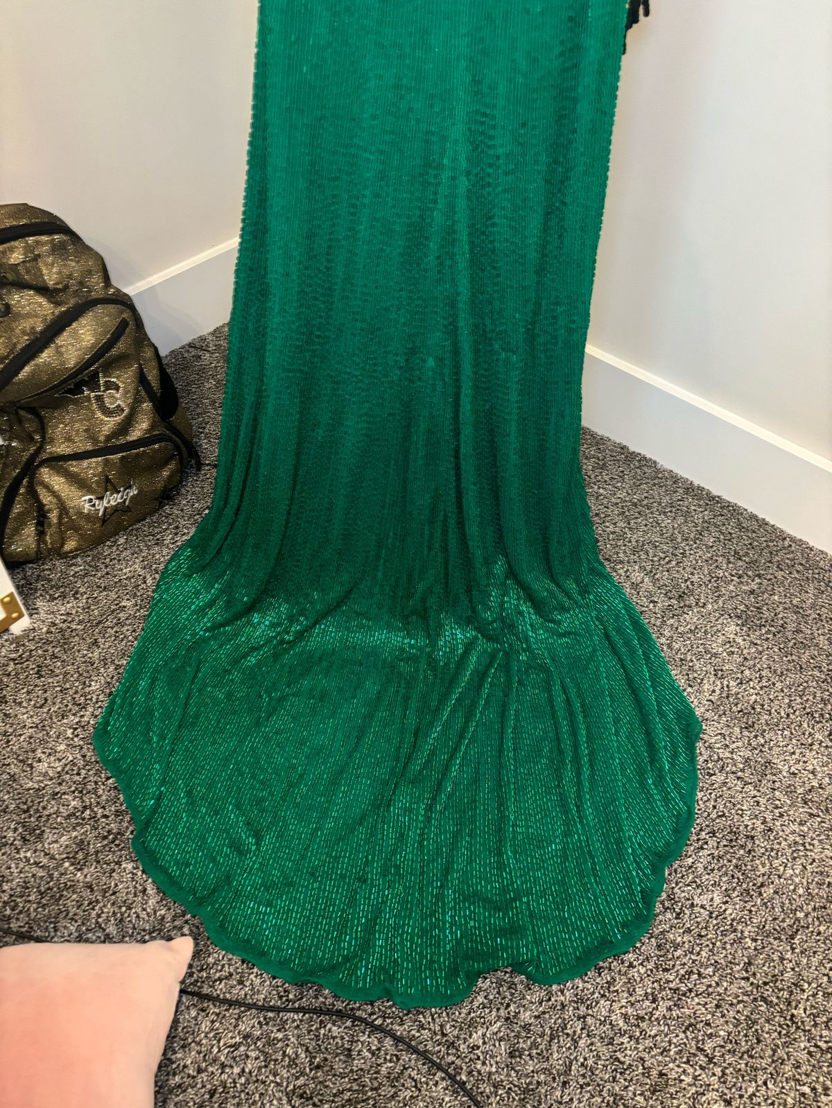 Ashley Lauren Size 00 Prom Plunge Green Side Slit Dress on Queenly